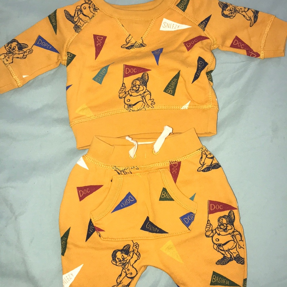 Gap sweatsuit Disney Snow White 7 dwarfs